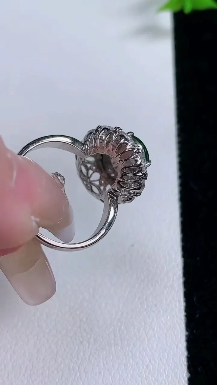 天然A货翡翠蛋面戒指，尺寸17.8-11.6-8.2-8.8，重量:3.88g2026年1月27日
工厂直销收藏佳品,种好水足，色泽均匀，有种有色，上手高大气！