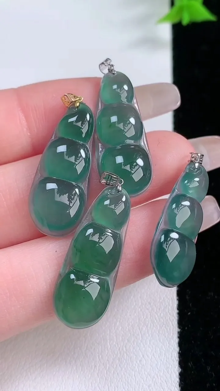 天然A货翡翠福豆吊坠一手，尺寸25.3-10.6-3.7，重量:8.67g
1月27日