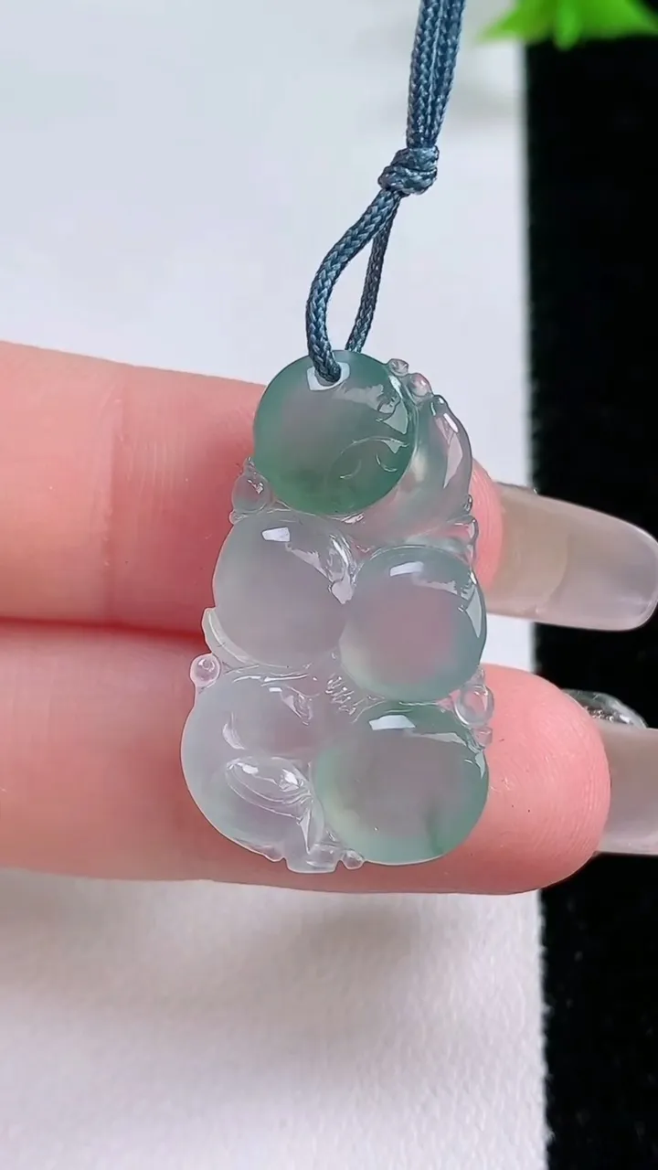 天然A货翡翠冰种飘花生肖猴吊坠，尺寸27.4-16.6-5.2，重量:3.86g
1月27日