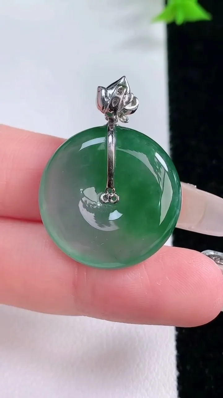 天然A货翡翠平安扣吊坠，尺寸23-5.5，重量:7.10g
1月27日