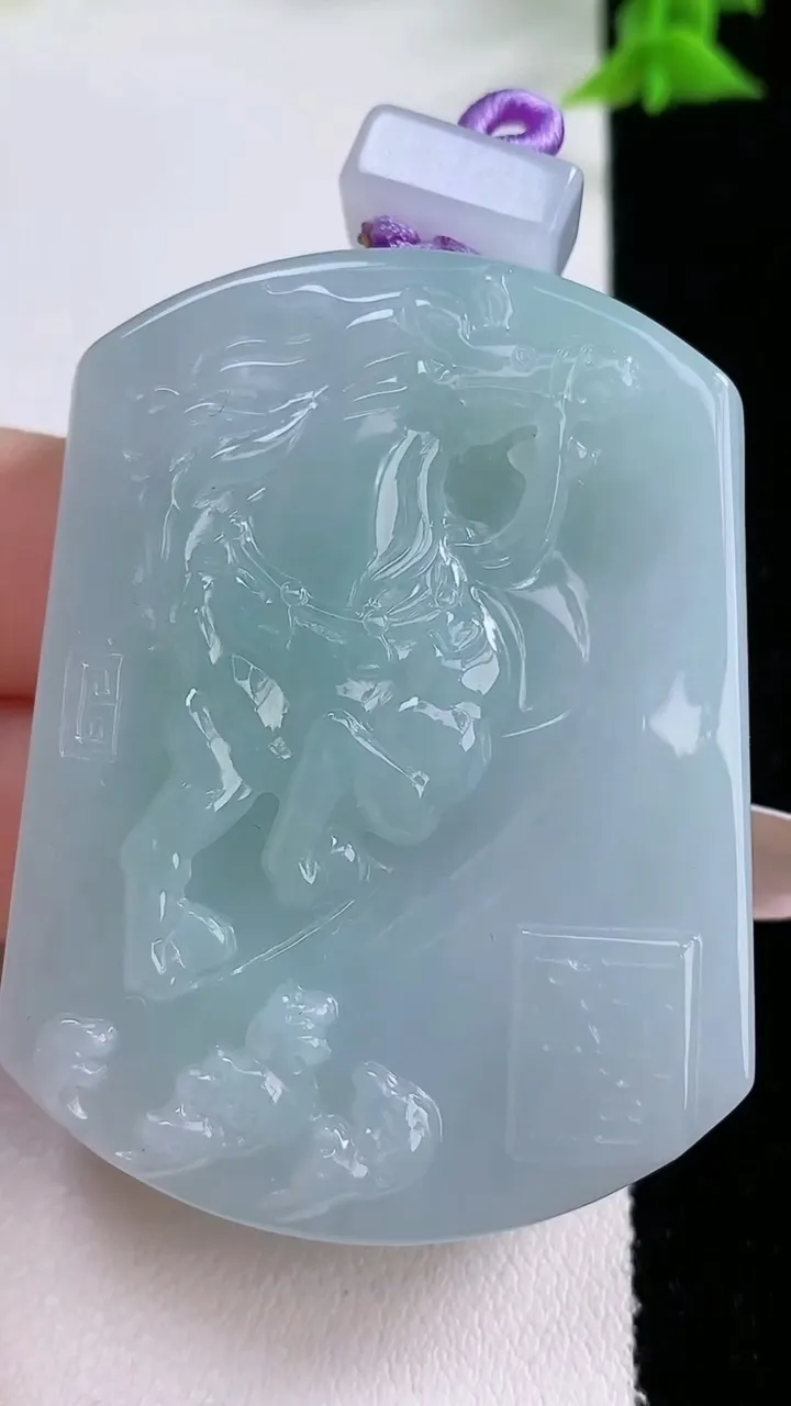 天然A货翡翠生肖马吊坠，尺寸52-38.7-11.3，重量:63.92g
1月27日