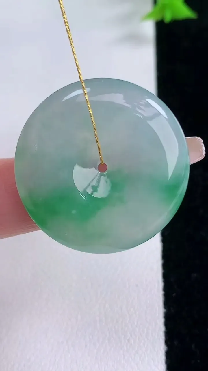 天然A货翡翠平安扣吊坠，尺寸29-5，重量:9.24g
1月27日