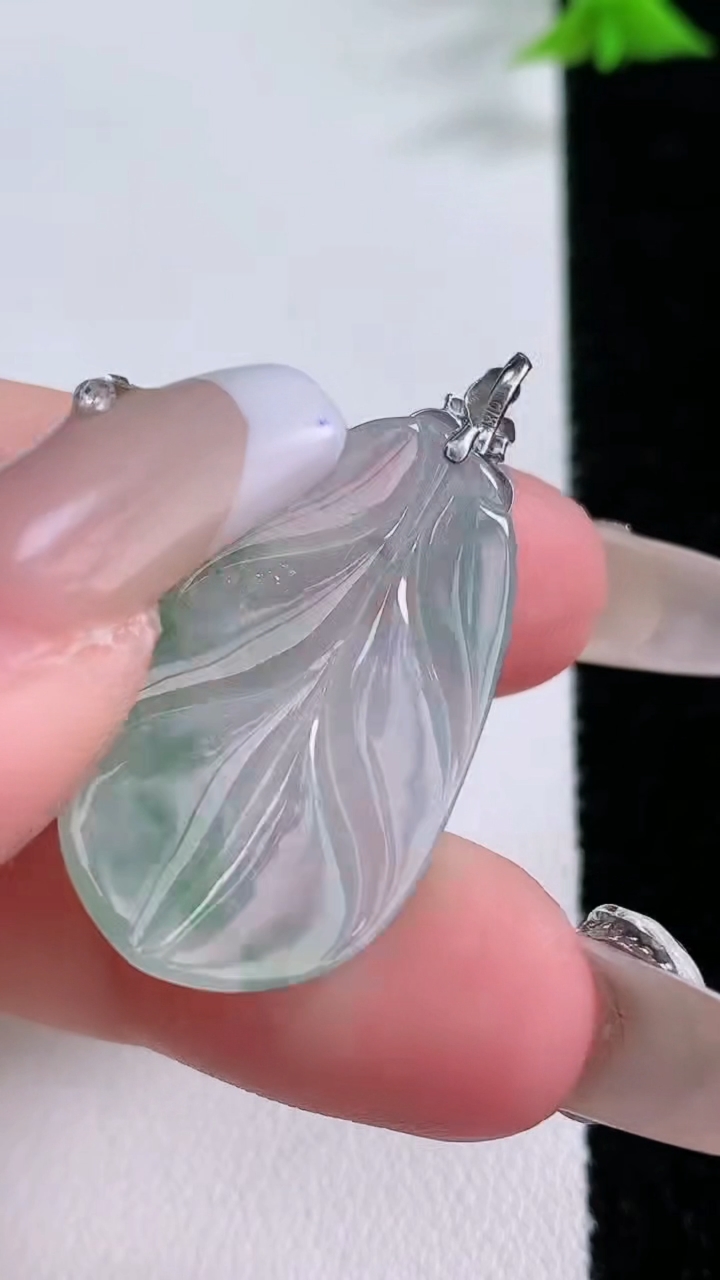 天然A货翡翠18K金飘花金枝玉叶 叶子吊坠，尺寸29.8-17.2-4，重量:4.64g
1月27日