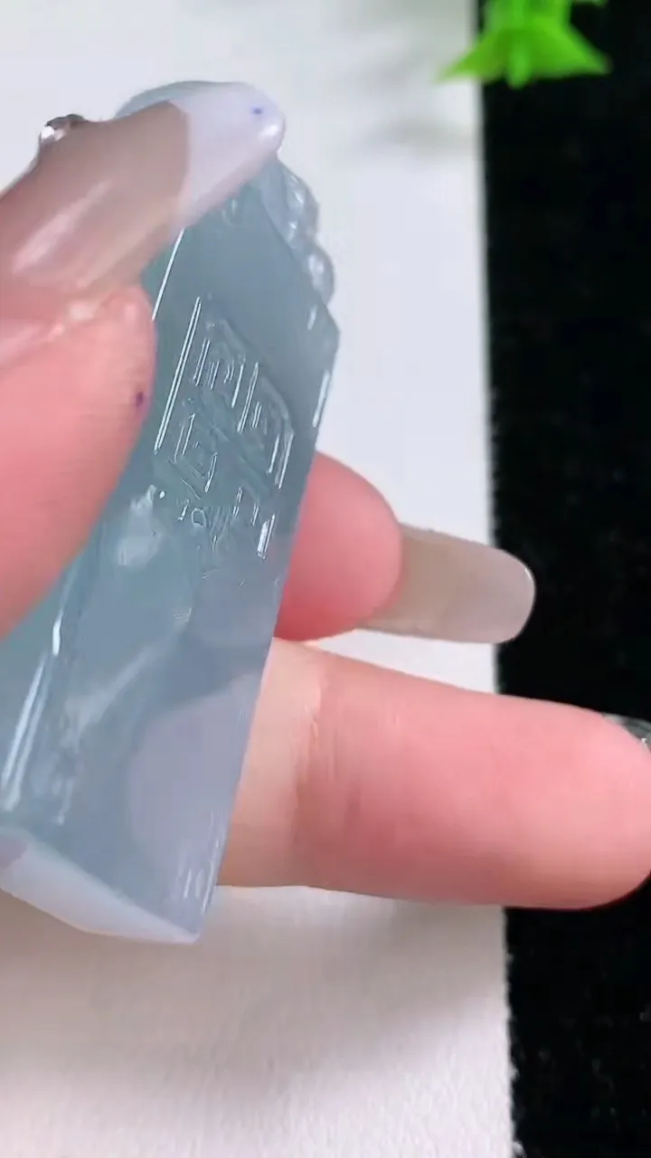 天然A货翡翠仿古无事牌吊坠，尺寸50.3-20.2-8.3，重量:30.00g
1月27日