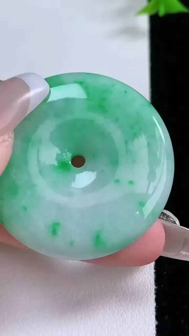 天然A货翡翠平安扣吊坠，尺寸40-6.4，重量:23.00g
1月27日