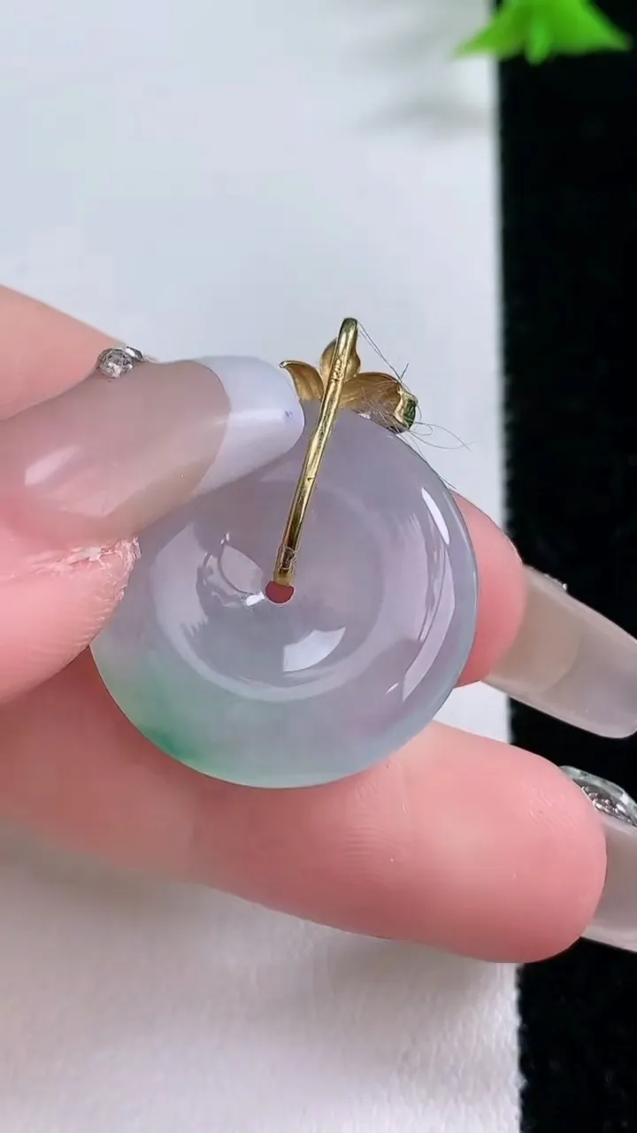 天然A货翡翠种飘花平安扣吊坠，尺寸23.4-4.5，重量:5.68g
1月27日