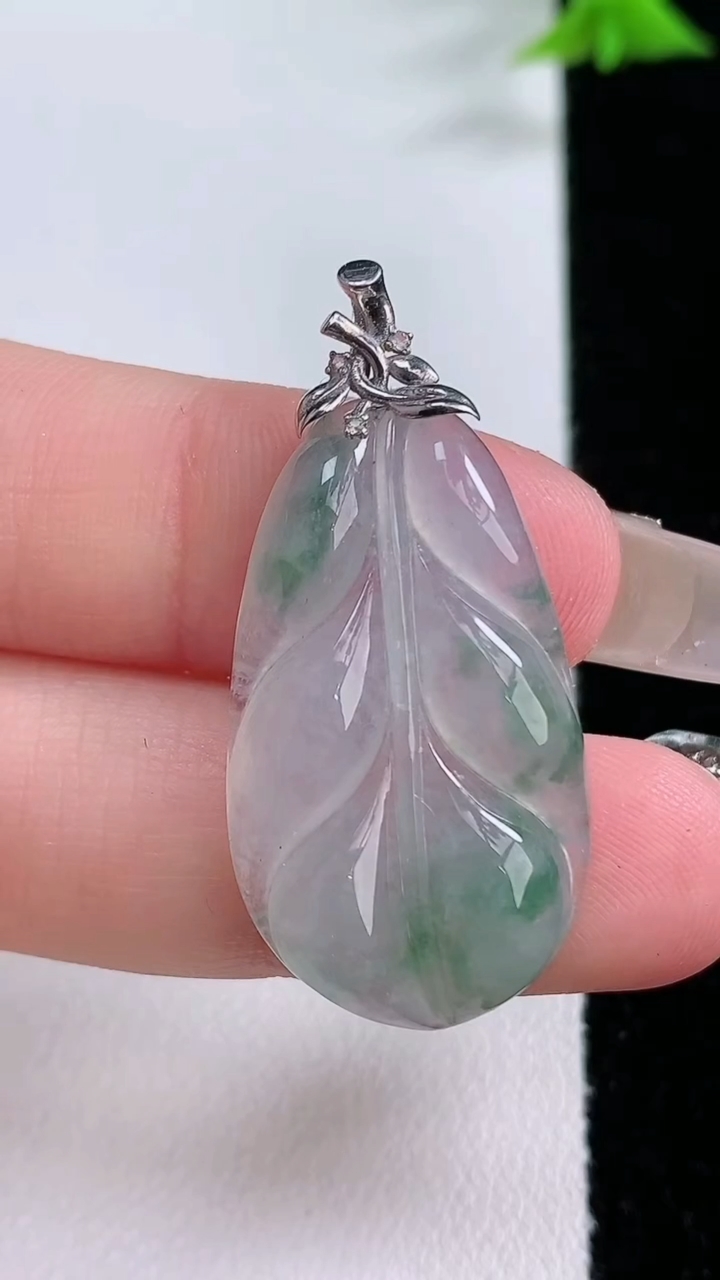 天然A货翡翠18K金飘花金枝玉叶 叶子吊坠，尺寸29.8-17.2-4，重量:4.64g
1月27日