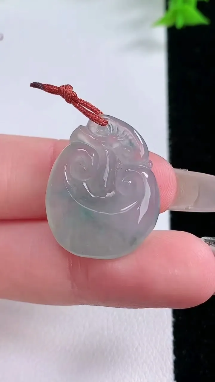 天然A货翡翠冰种飘花如意头吊坠，尺寸24.3-19.6-5.8，重量:4.60g
1月27日