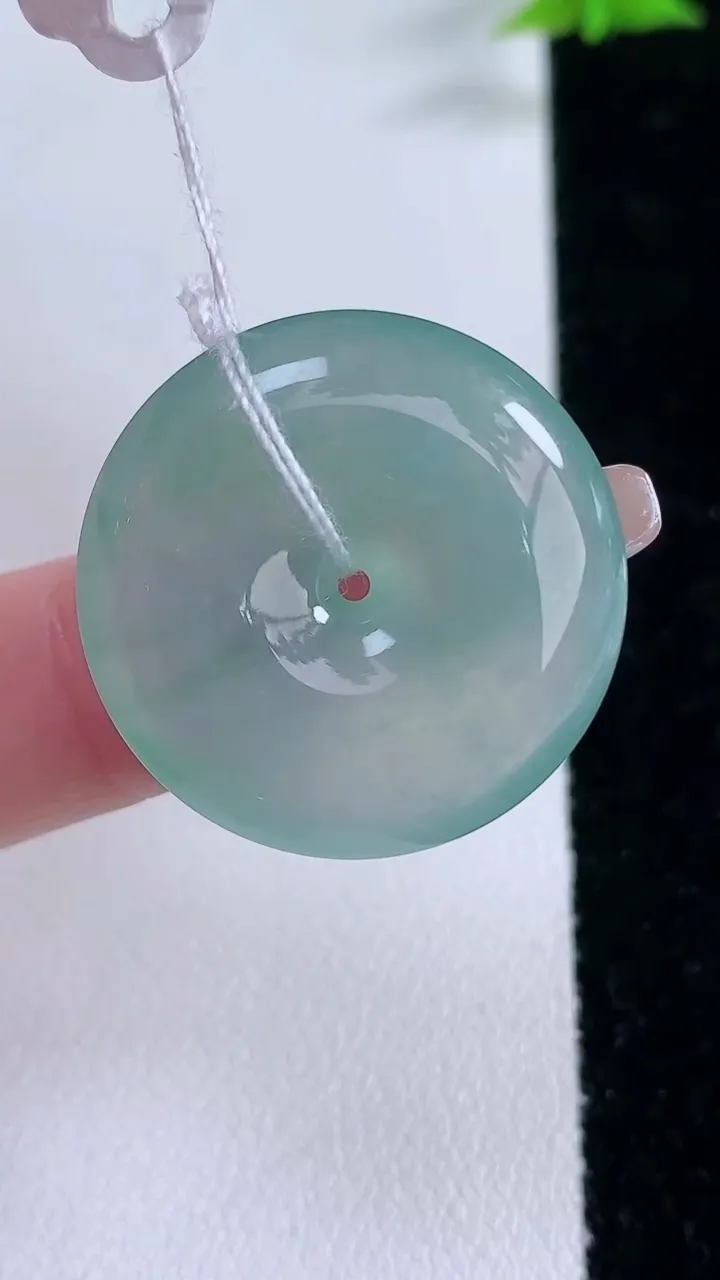 天然A货翡翠平安扣吊坠，尺寸25.4-6，重量:8.08g
1月27日