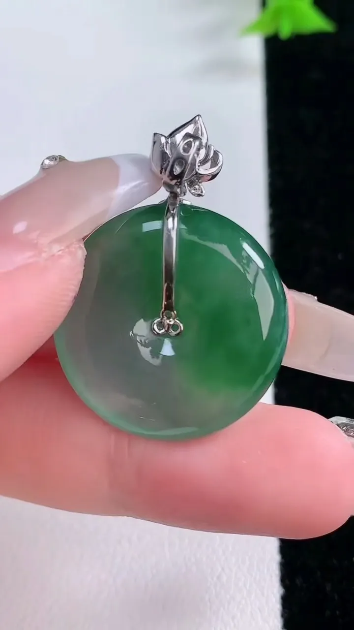 天然A货翡翠平安扣吊坠，尺寸23-5.5，重量:7.10g
1月27日