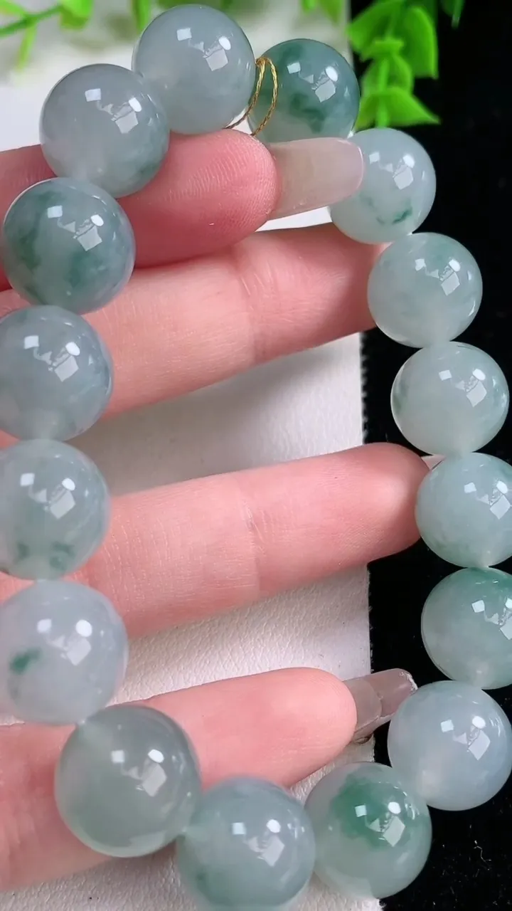 天然A货翡翠种飘花圆珠手串，尺寸12.8-16颗，重量:58.43g1月27日
工厂直销收藏佳品,种好水足，色泽均匀，有种有色，上手高大气！