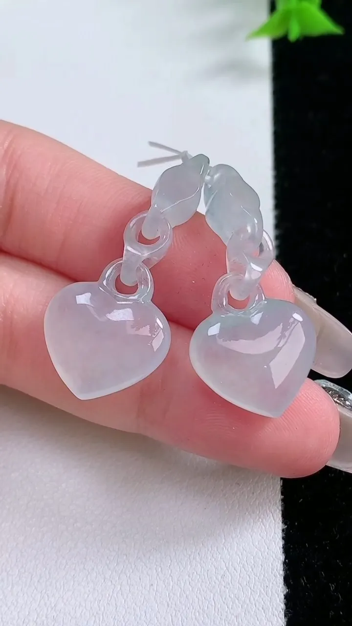 天然A货翡翠爱心吊坠一对，尺寸15.8-15.4-5.7，重量:7.26g
1月27日