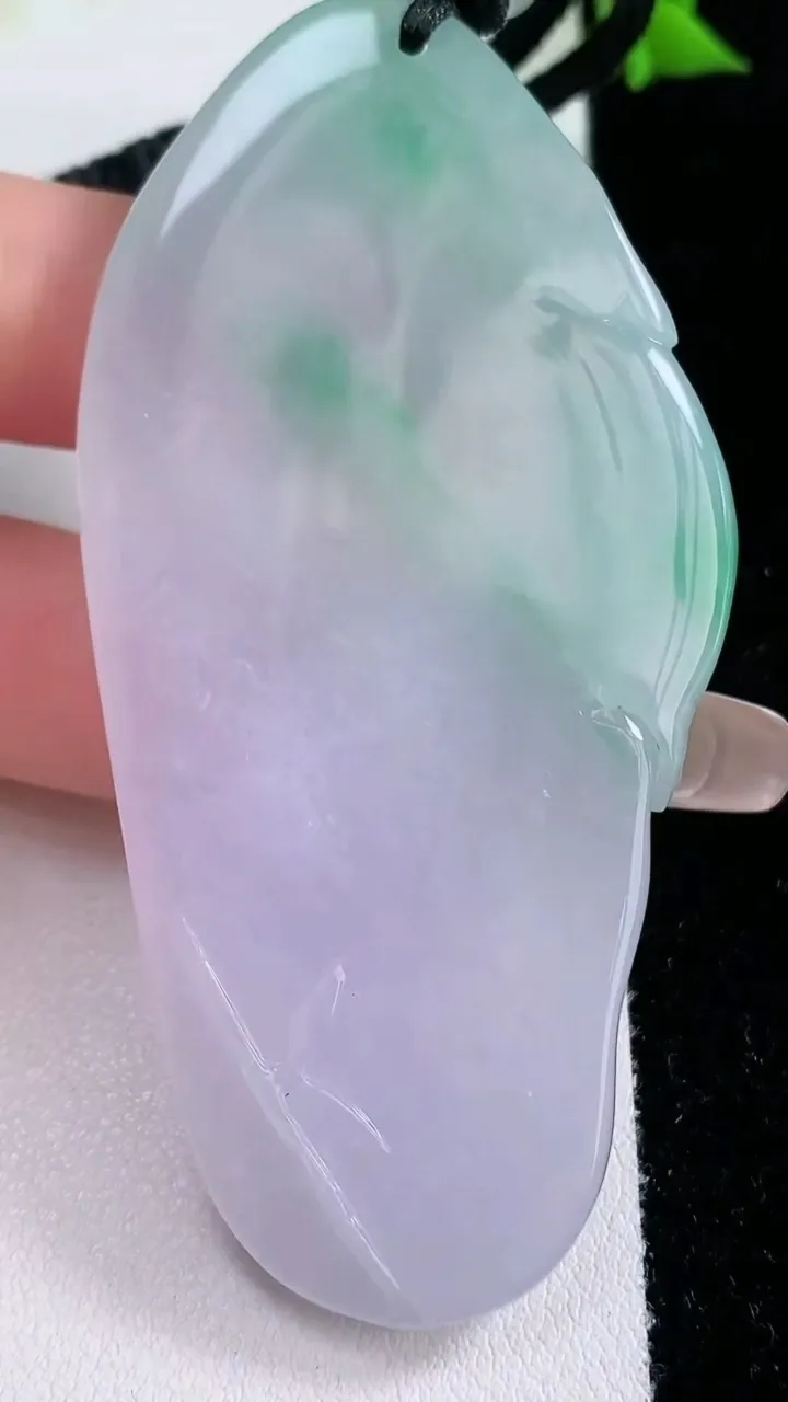 天然A货翡翠大势至菩萨吊坠，尺寸77-39-6.6，重量:45.32g
1月27日