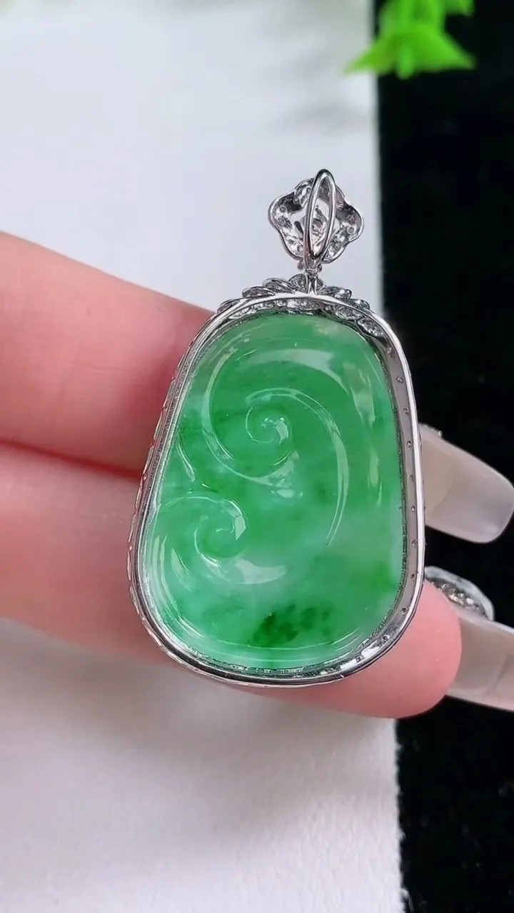 天然A货翡翠如意吊坠，尺寸40.6-22.5-5.5，裸石28.7-20.6重量:4.14g
1月27日