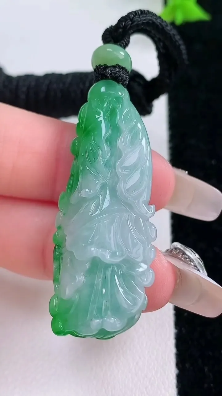 天然A货翡翠白菜吊坠，尺寸42.4-17.2-9.6，重量:14.28g
1月27日