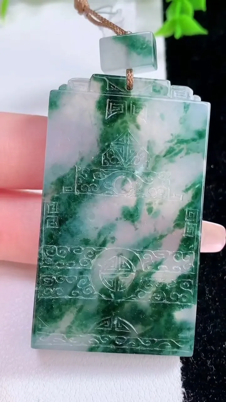 天然A货翡翠种飘花仿古无事牌吊坠，尺寸56-33-5.5，重量:36.00g
1月27日