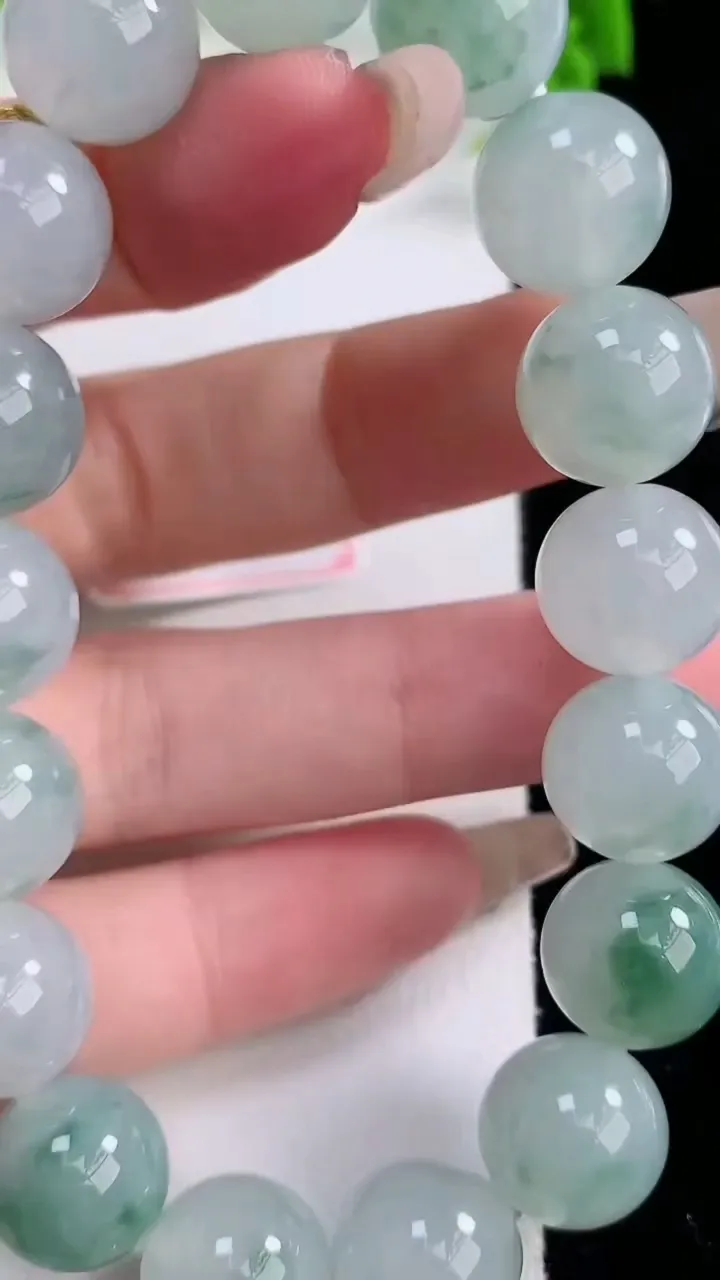 天然A货翡翠飘花圆珠手串，尺寸11.8-17颗，重量:52.33g1月27日
工厂直销收藏佳品,种好水足，色泽均匀，有种有色，上手高大气！
