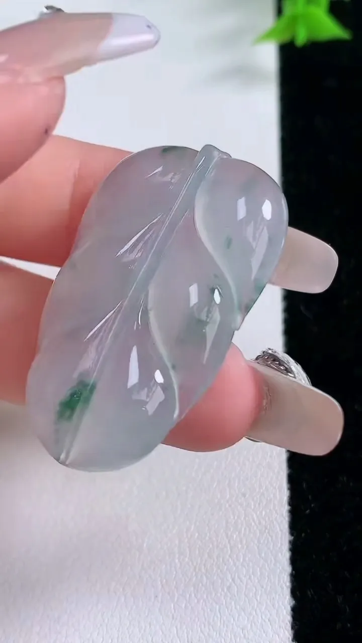 天然A货翡翠冰种飘花金枝玉叶 叶子吊坠，尺寸38.2-23.7-4.2，重量:8.00g
1月27日