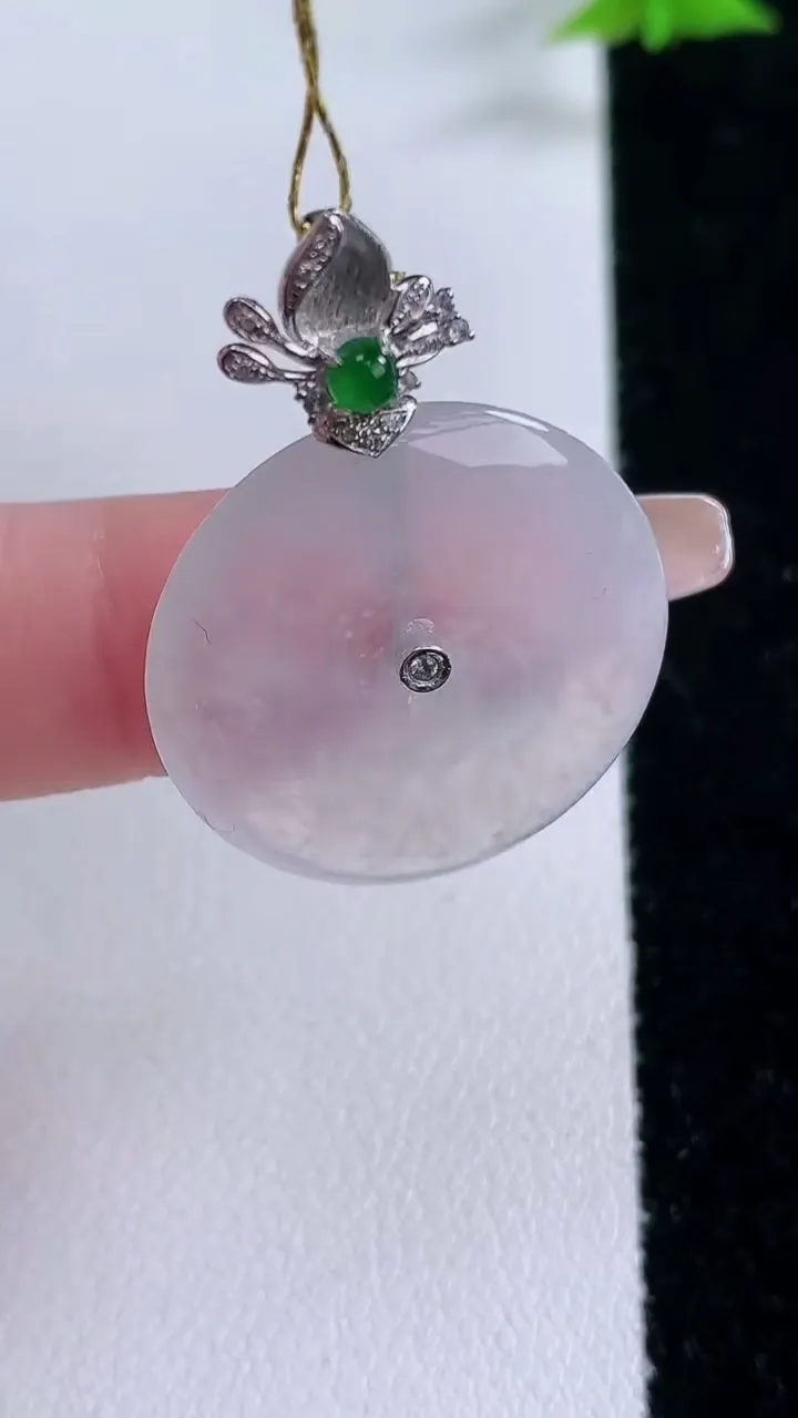 天然A货翡翠种白冰平安扣吊坠，尺寸24.3-3.6，重量:6.30g
1月27日