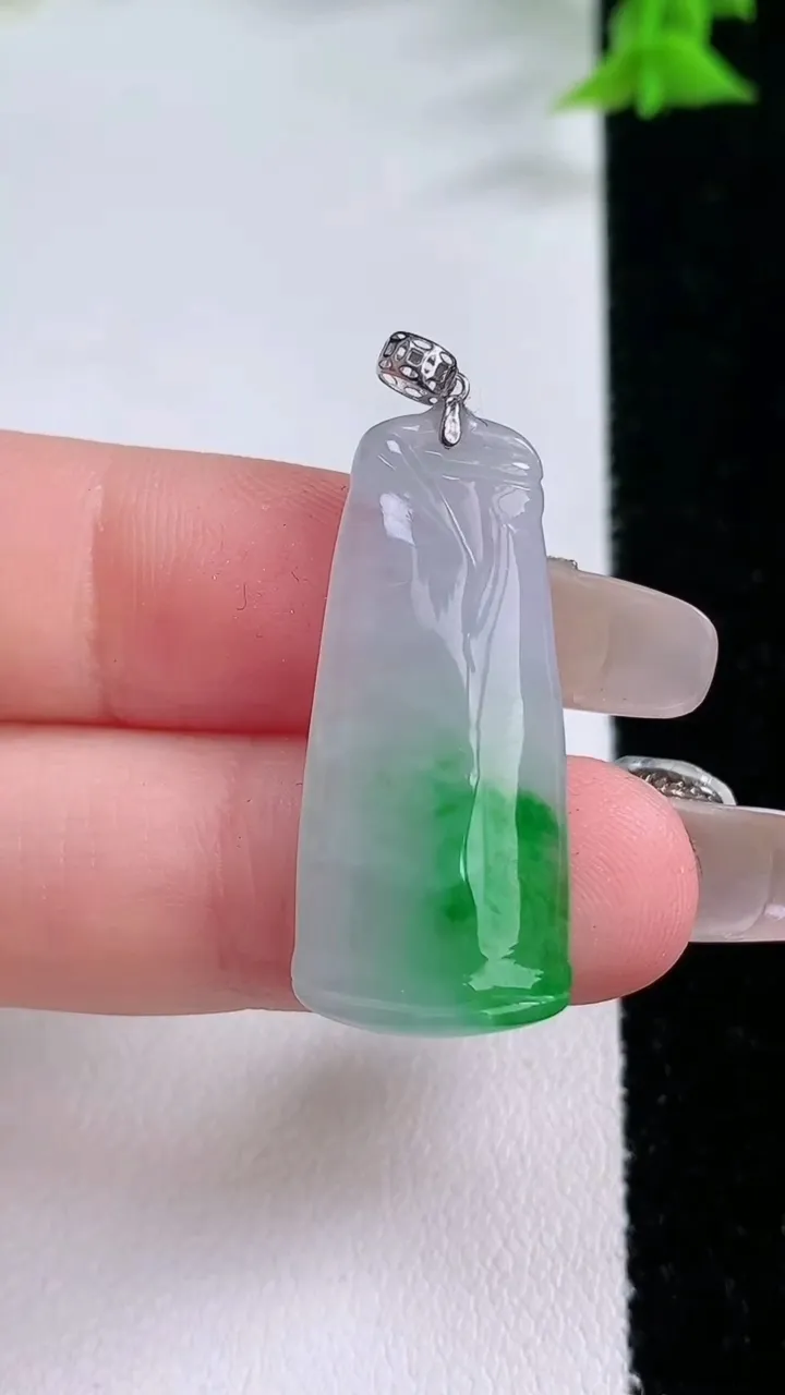 天然A货翡翠节节高升 竹节吊坠，尺寸31-13.7-3.8，重量:3.72g
1月27日