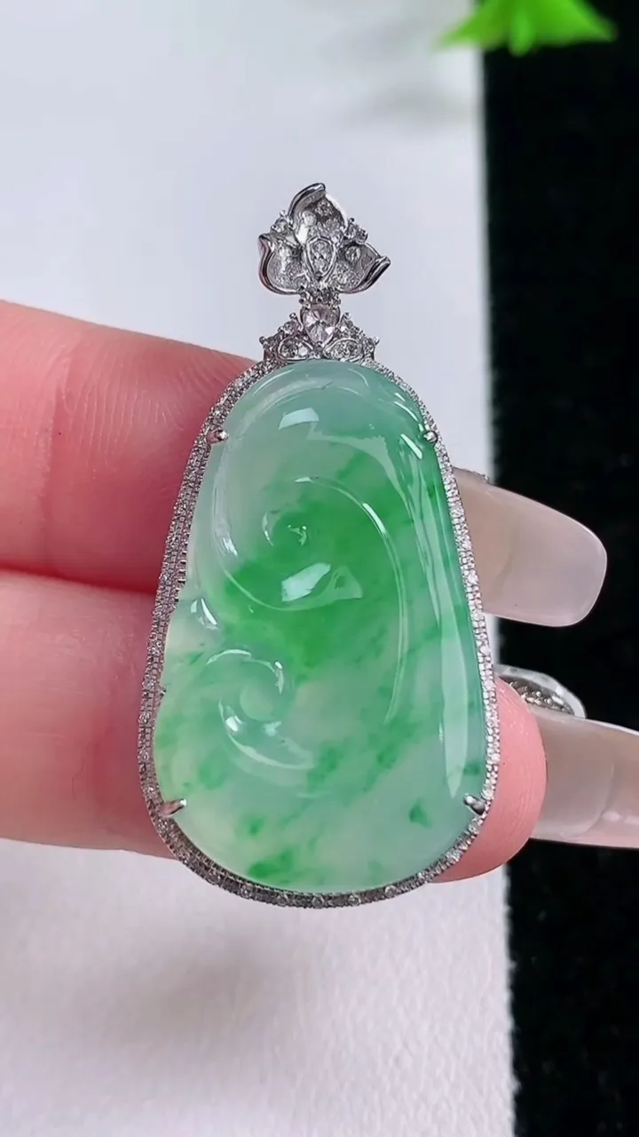 天然A货翡翠如意吊坠，尺寸39-19-6.2，裸石27.5-17.5重量:4.80g
1月27日