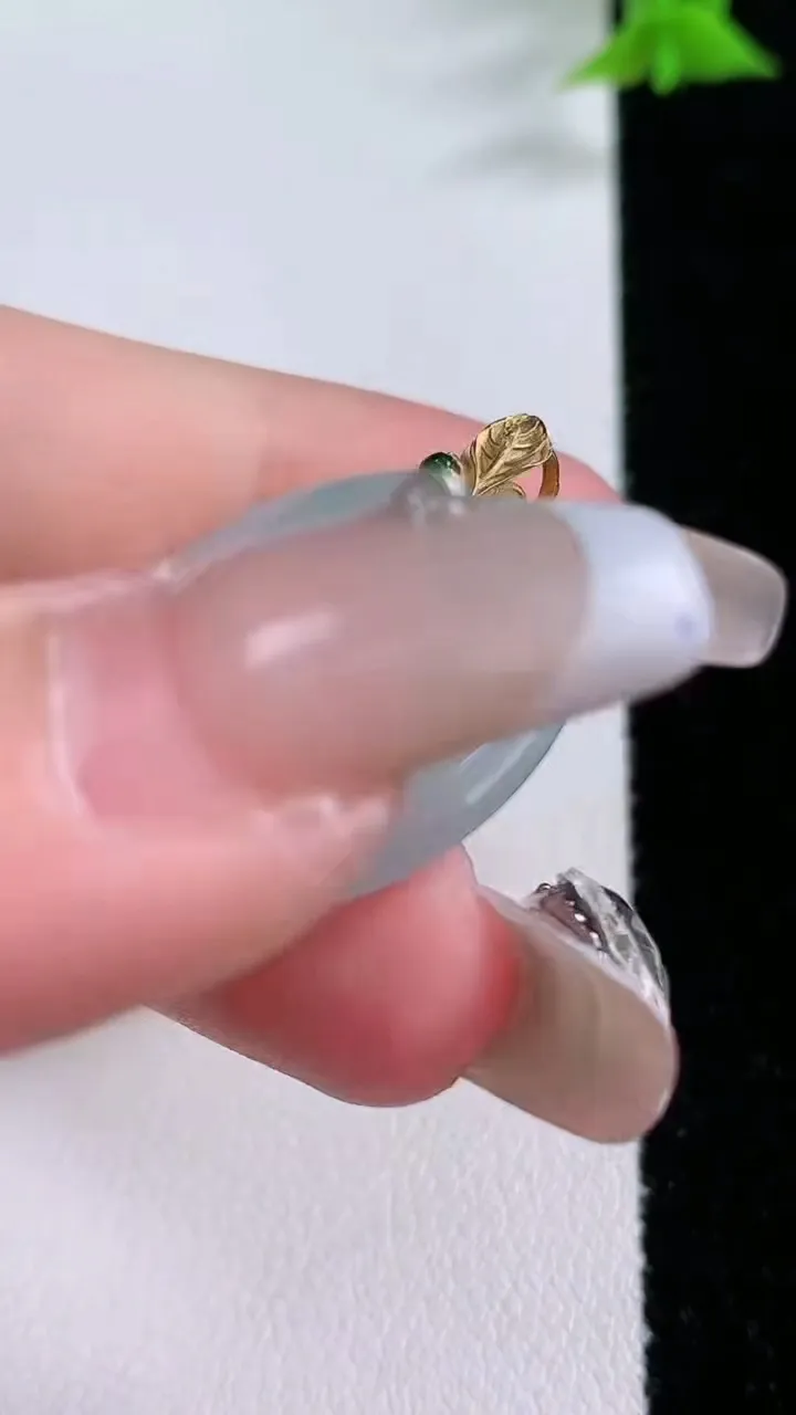 天然A货翡翠平安扣吊坠，尺寸26-3.5，重量:5.98g
1月27日