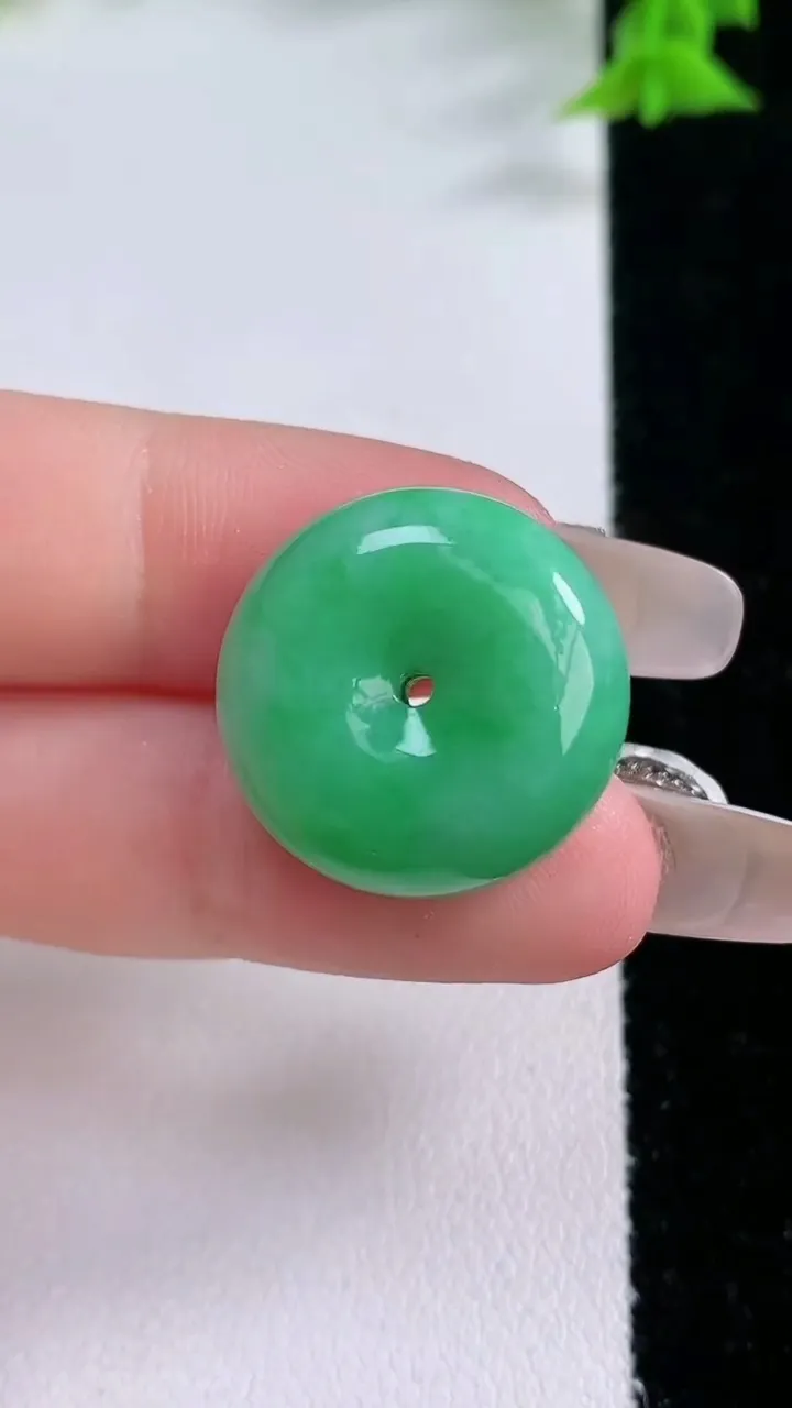 天然A货翡翠平安扣吊坠，尺寸20-9，重量:8.23g
1月27日