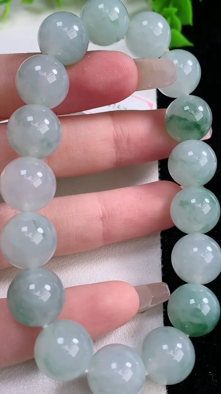 天然A货翡翠飘花圆珠手串，尺寸11.8-17颗，重量:52.33g1月27日
工厂直销收藏佳品,种好水足，色泽均匀，有种有色，上手高大气！