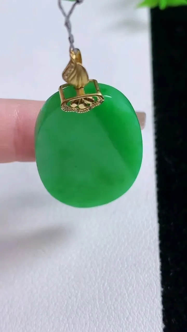 天然A货翡翠无事牌吊坠，尺寸37-21.4-3.3，重量:8.36g
1月27日