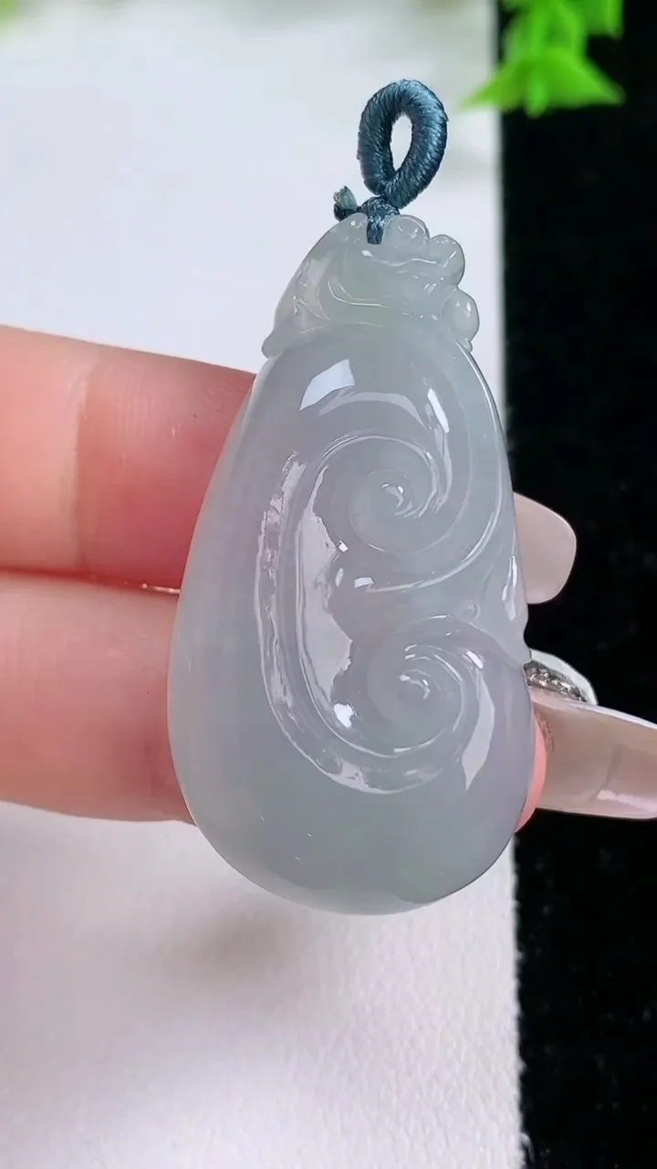 天然A货翡翠如意吊坠，尺寸41.7-22-7.8，重量:14.24g
1月27日