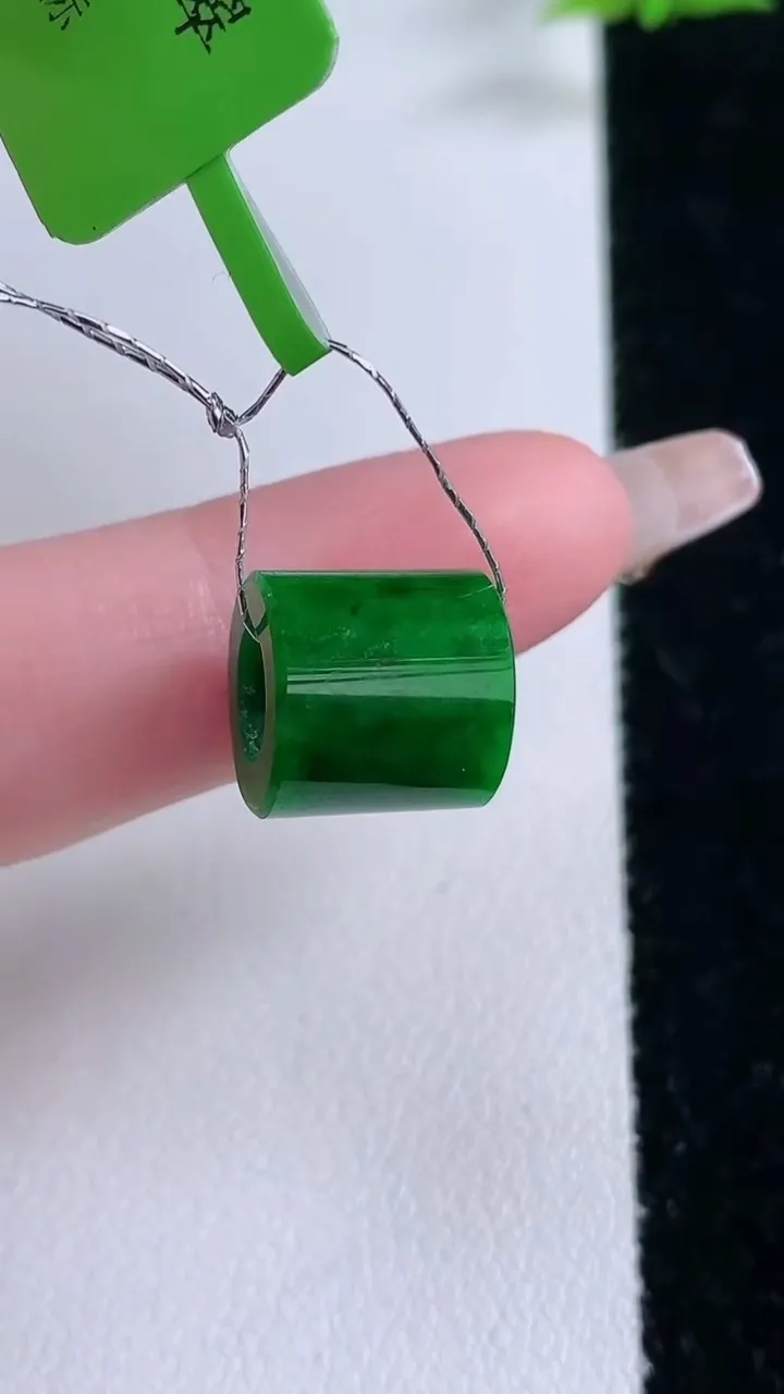 天然A货翡翠路路通吊坠，尺寸10-10.6，重量:2.34g
1月27日