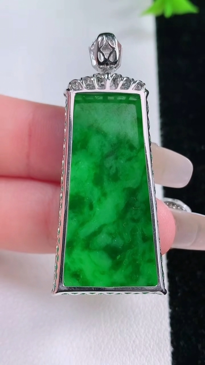 天然A货翡翠无事牌吊坠，尺寸47.7-37.5-18-4.8，重量:6.75g
1月27日