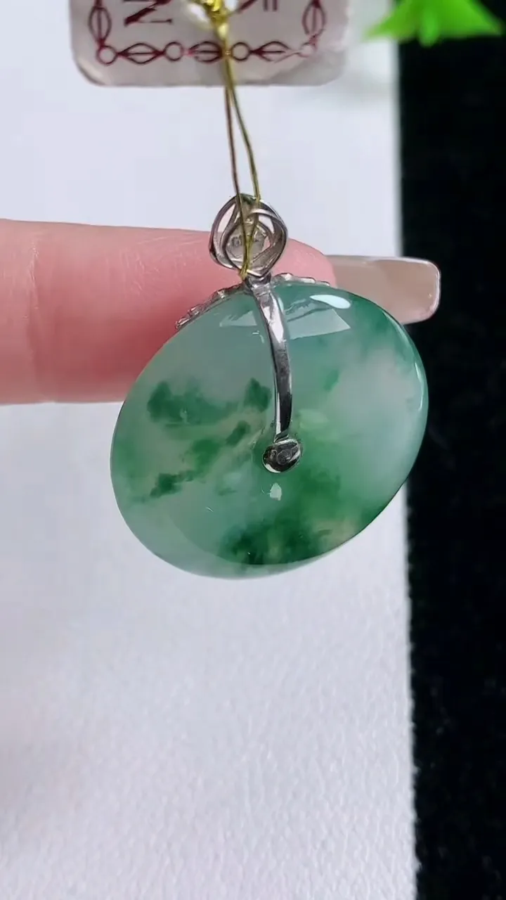 天然A货翡翠种飘花平安扣吊坠，尺寸24-5.2，重量:6.95g
1月27日
