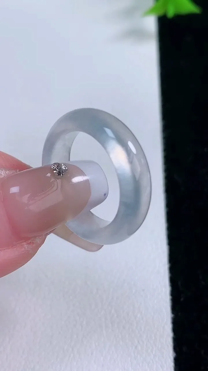 天然A货翡翠种白冰指环戒指，尺寸15.8-5.4-3.2，重量:3.42g2026年1月27日
工厂