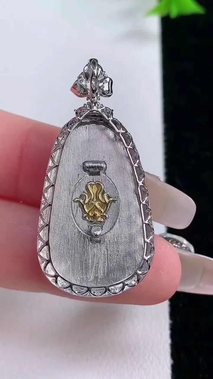 天然A货翡翠如意吊坠，尺寸39-19-6.2，裸石27.5-17.5重量:4.80g
1月27日