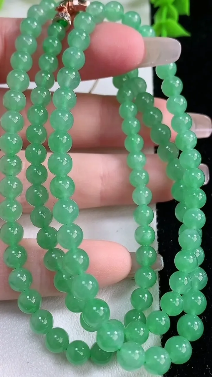 天然A货翡翠圆珠项链，尺寸5.6-111颗，重量:31.95g1月27日
工厂直销收藏佳品,种好水足，色泽均匀，有种有色，上手高大气！
