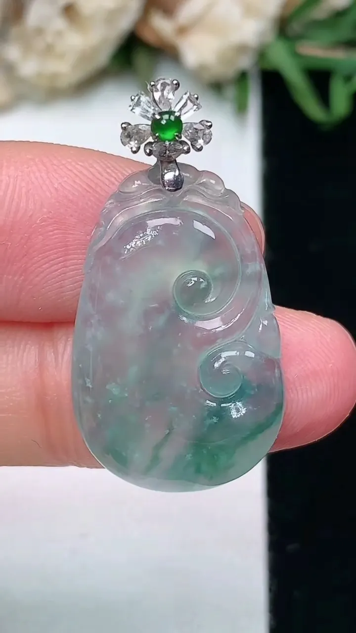 天然A货翡翠飘花如意吊坠，尺寸24.4-16-3.5，重量:3.22g
1月27日
