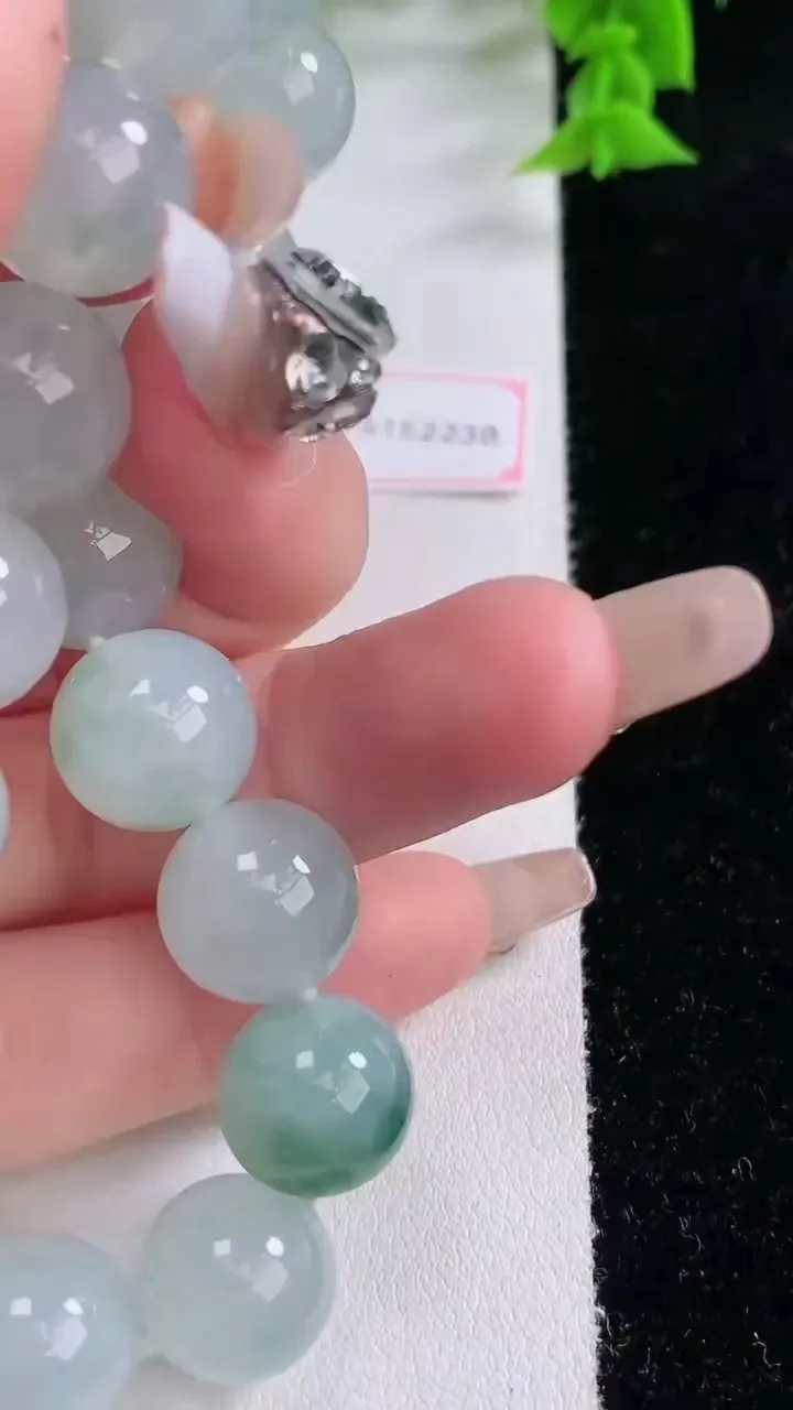 天然A货翡翠飘花圆珠手串，尺寸11.8-17颗，重量:52.33g1月27日
工厂直销收藏佳品,种好水足，色泽均匀，有种有色，上手高大气！