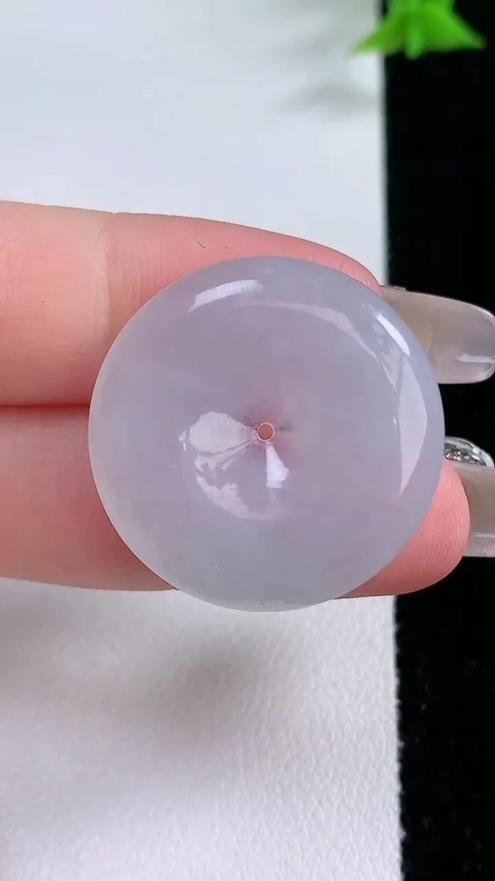 天然A货翡翠平安扣吊坠，尺寸26.4-4.6，重量:6.84g
1月27日