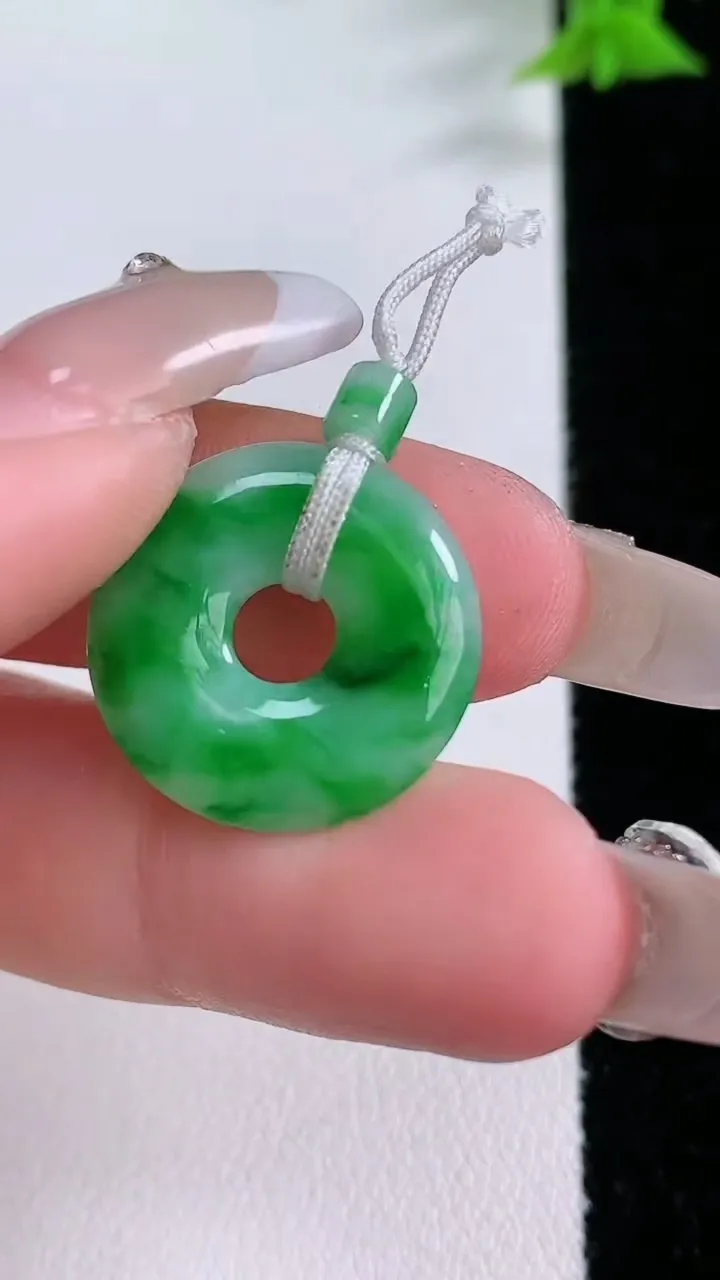 天然A货翡翠平安环吊坠，尺寸19-3.3，重量:2.60g
1月27日