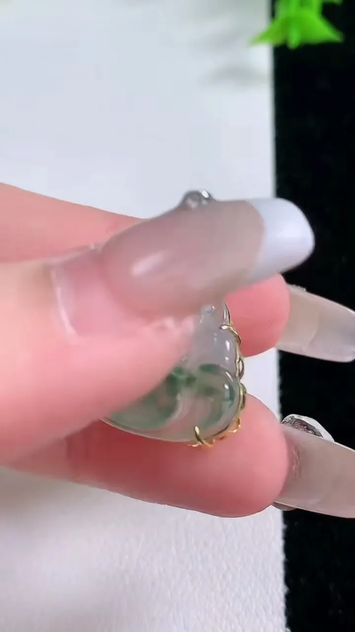 天然A货翡翠种飘花佛公吊坠，尺寸17.7-23-5.6，重量:3.21g
1月27日