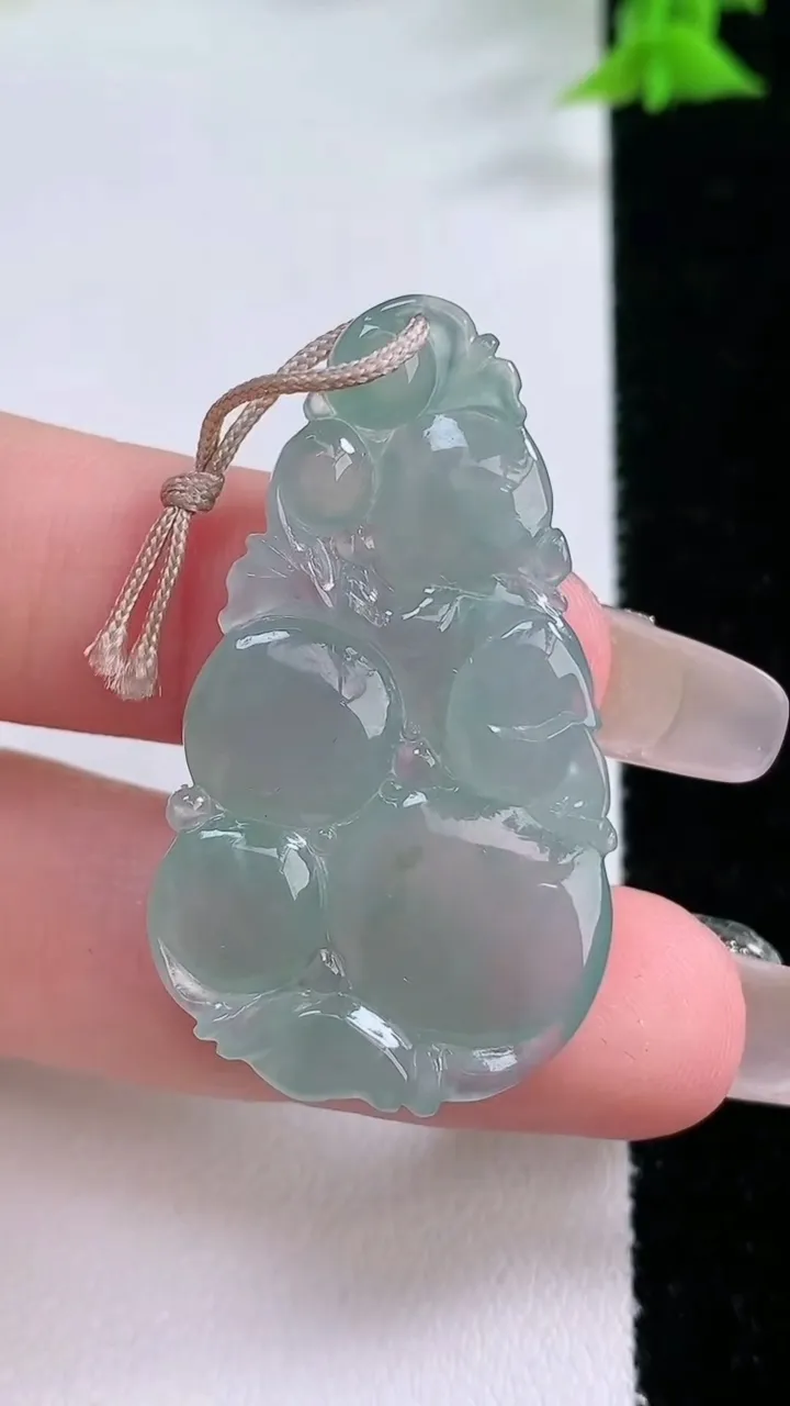 天然A货翡翠生肖猴吊坠，尺寸39.8-22.8-5.2，重量:7.37g
1月27日