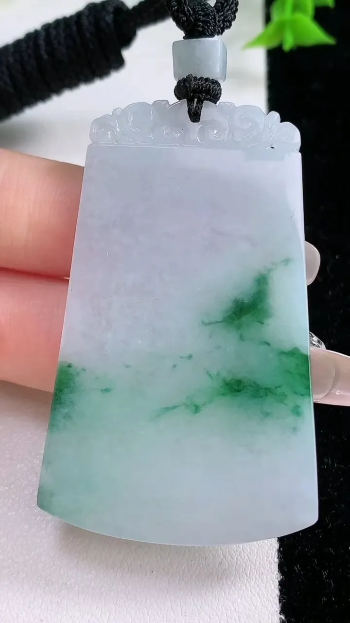 天然A货翡翠飘花无事牌吊坠，尺寸56.5-34-3.5，重量:24.62g
1月27日