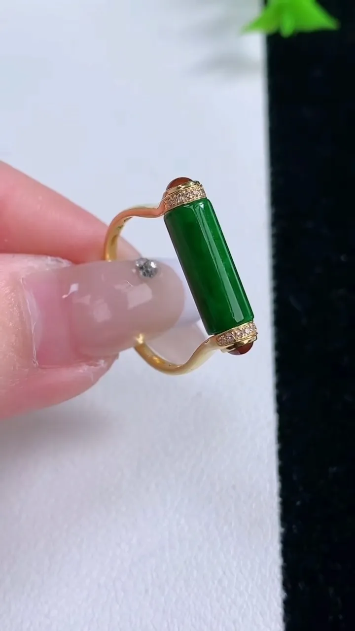 天然A货翡翠路路通戒指，尺寸17.7-4.5，重量:2.71g2026年1月27日
工厂直销收藏佳品,种好水足，色泽均匀，有种有色，上手高大气！