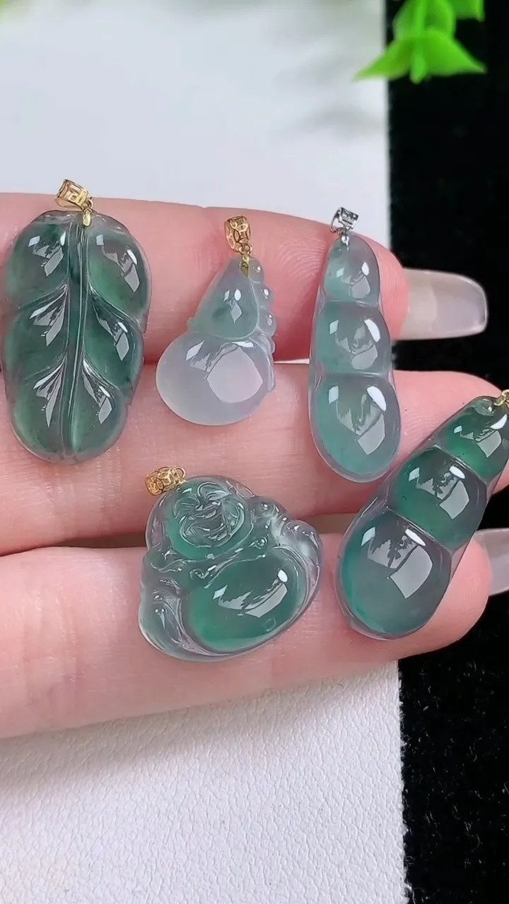天然A货翡翠18K金蓝水金枝玉叶 叶子吊坠一手，尺寸23-13-2.6，重量:8.38g
1月27日