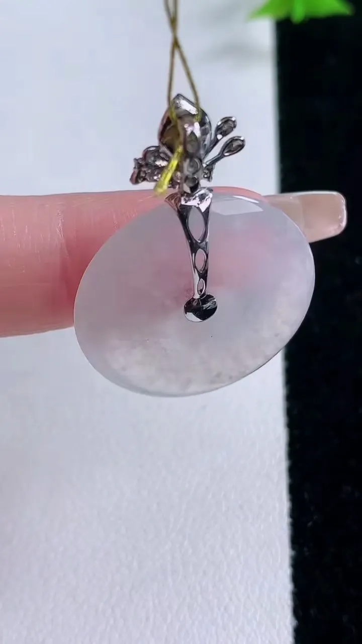 天然A货翡翠种白冰平安扣吊坠，尺寸24.3-3.6，重量:6.30g
1月27日