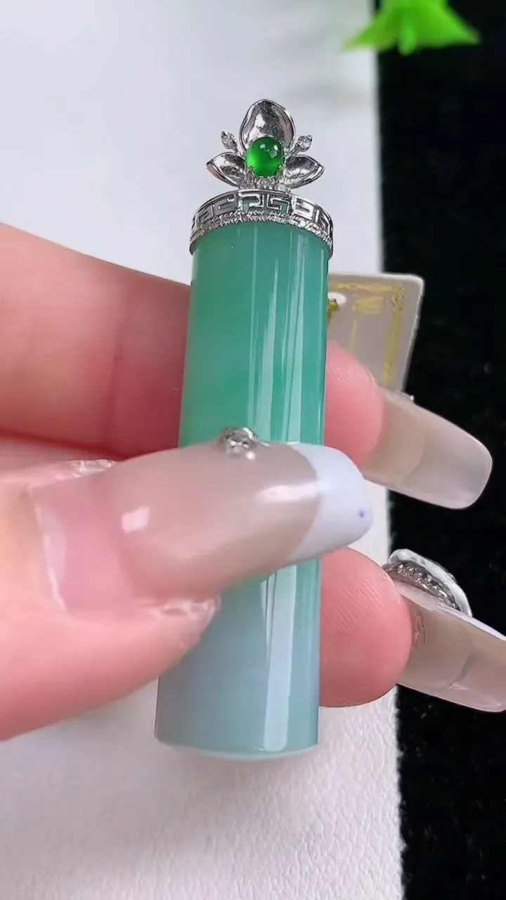 天然A货翡翠平安柱吊坠，尺寸42.3-11.2-8.6，重量:12.06g
1月27日