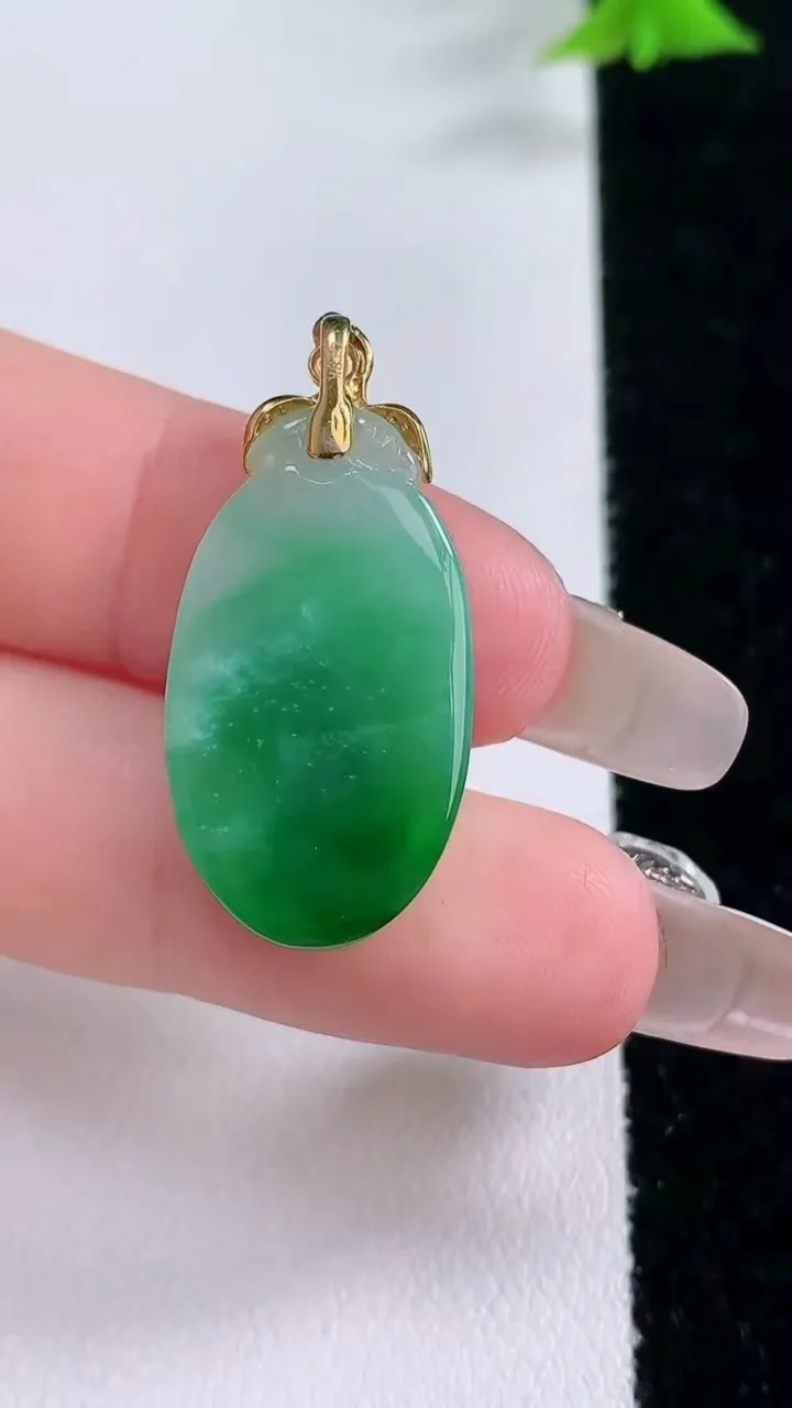 天然A货翡翠福瓜吊坠，尺寸23.6-14.5-3.7，重量:3.64g
1月27日