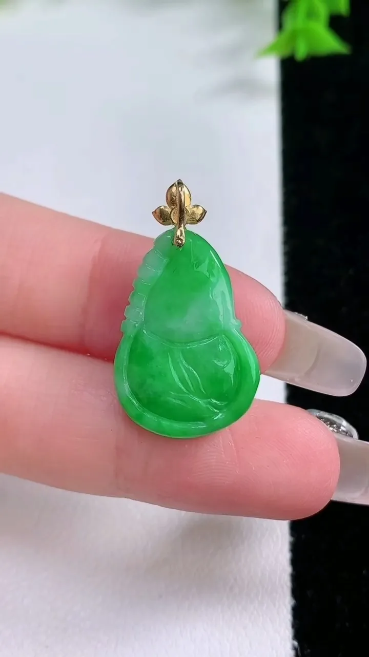 天然A货翡翠葫芦吊坠，尺寸22-15.3-5，重量:3.35g
1月27日