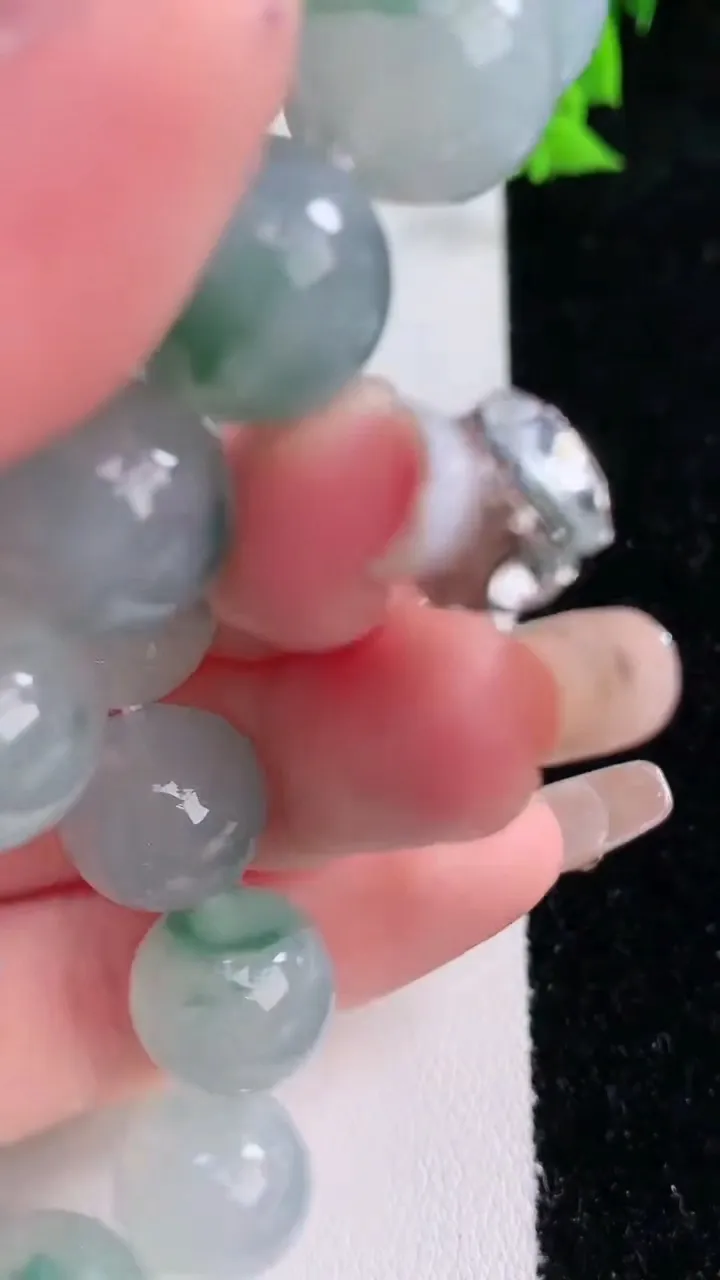 天然A货翡翠种飘花圆珠手串，尺寸12.8-16颗，重量:58.43g1月27日
工厂直销收藏佳品,种好水足，色泽均匀，有种有色，上手高大气！